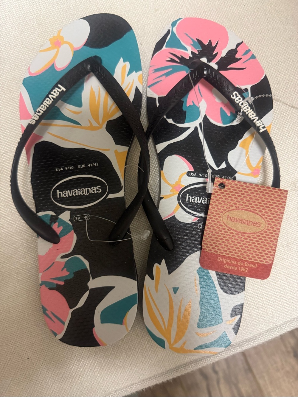 NWT, Havaianas tropical
Print sandals. Women’s size 9/10.
